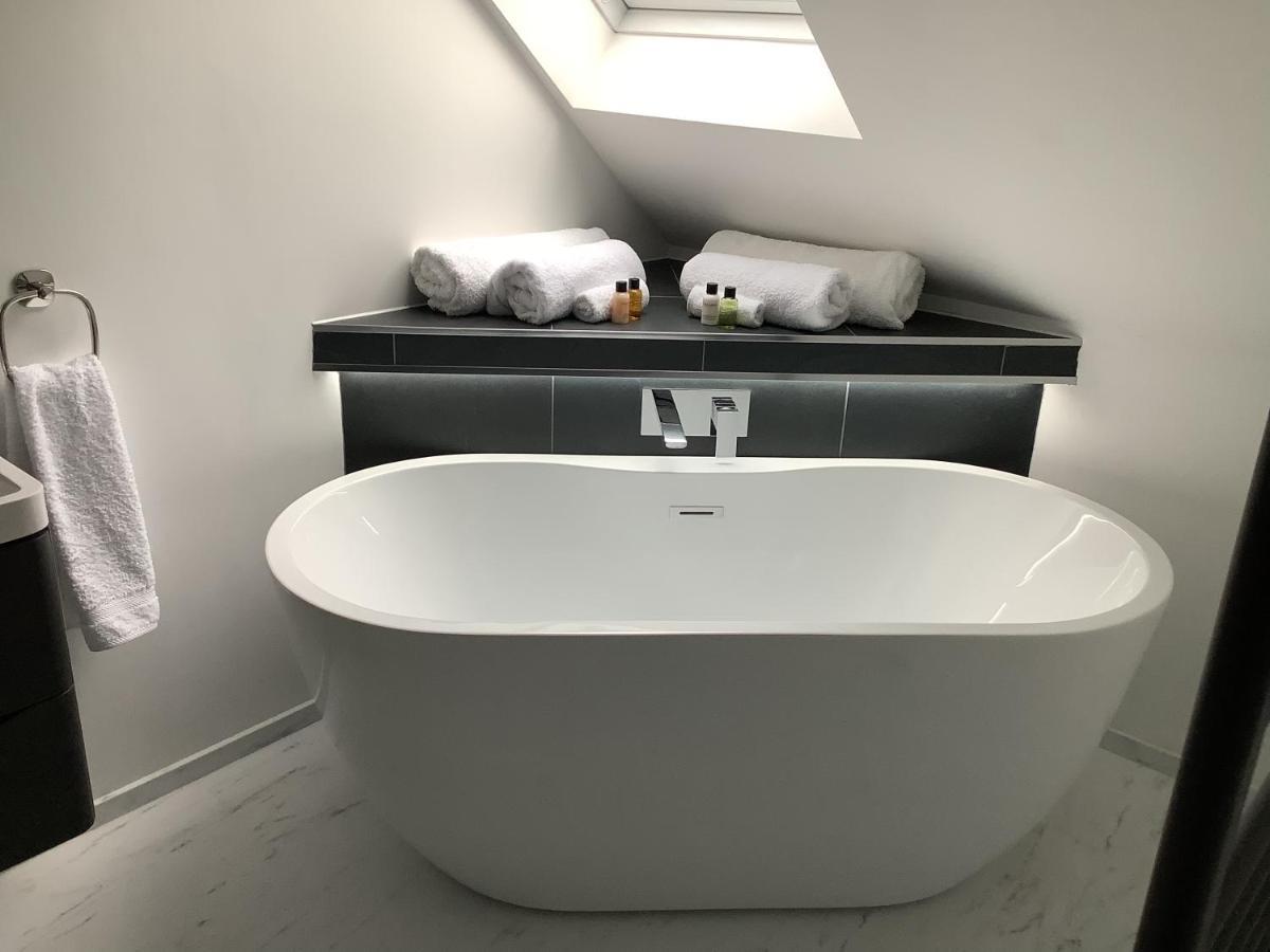 ホテル Little London Bed & Breakfast And Glamping Pod Abercraf エクステリア 写真