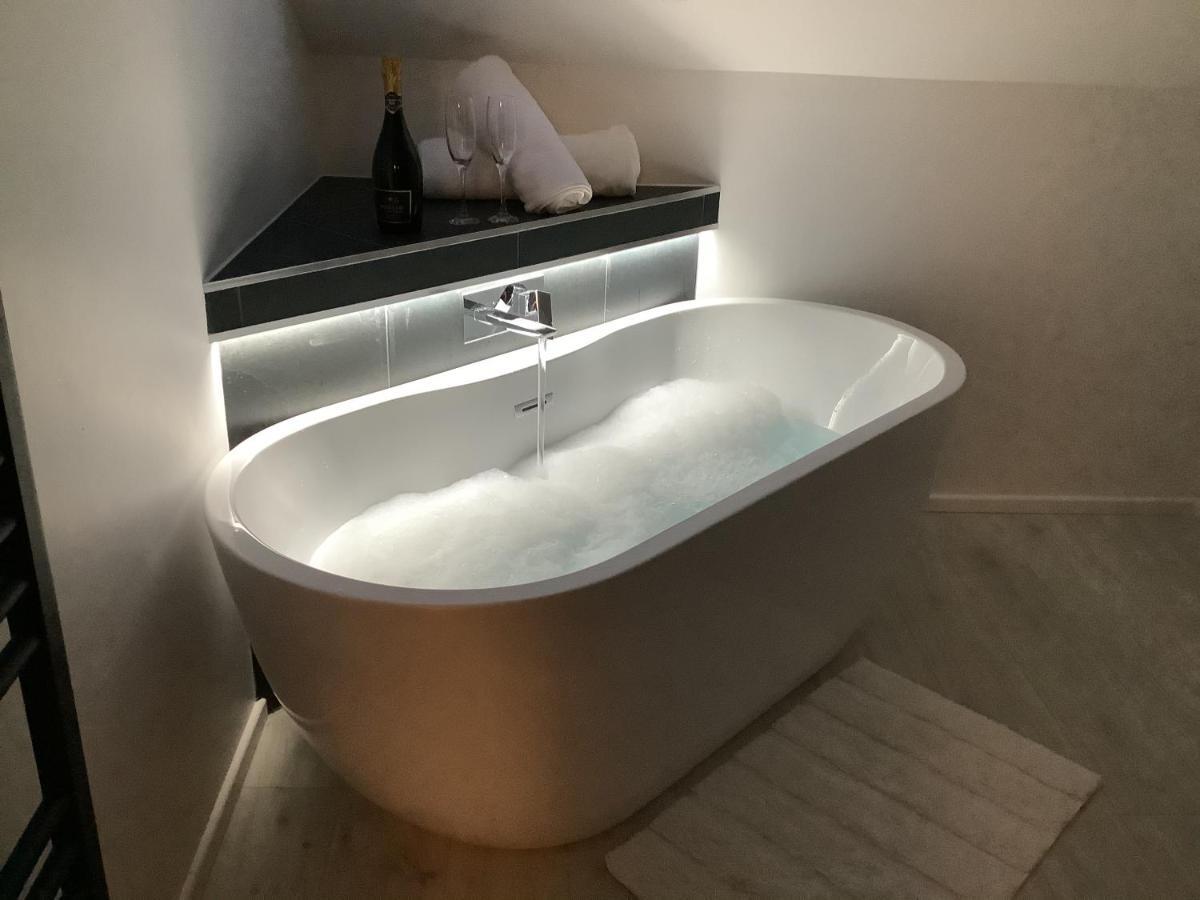 ホテル Little London Bed & Breakfast And Glamping Pod Abercraf エクステリア 写真